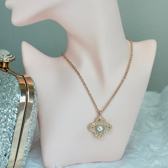 ⚜️ Elegant Gold Pendant Necklace - Picture 2 of 8